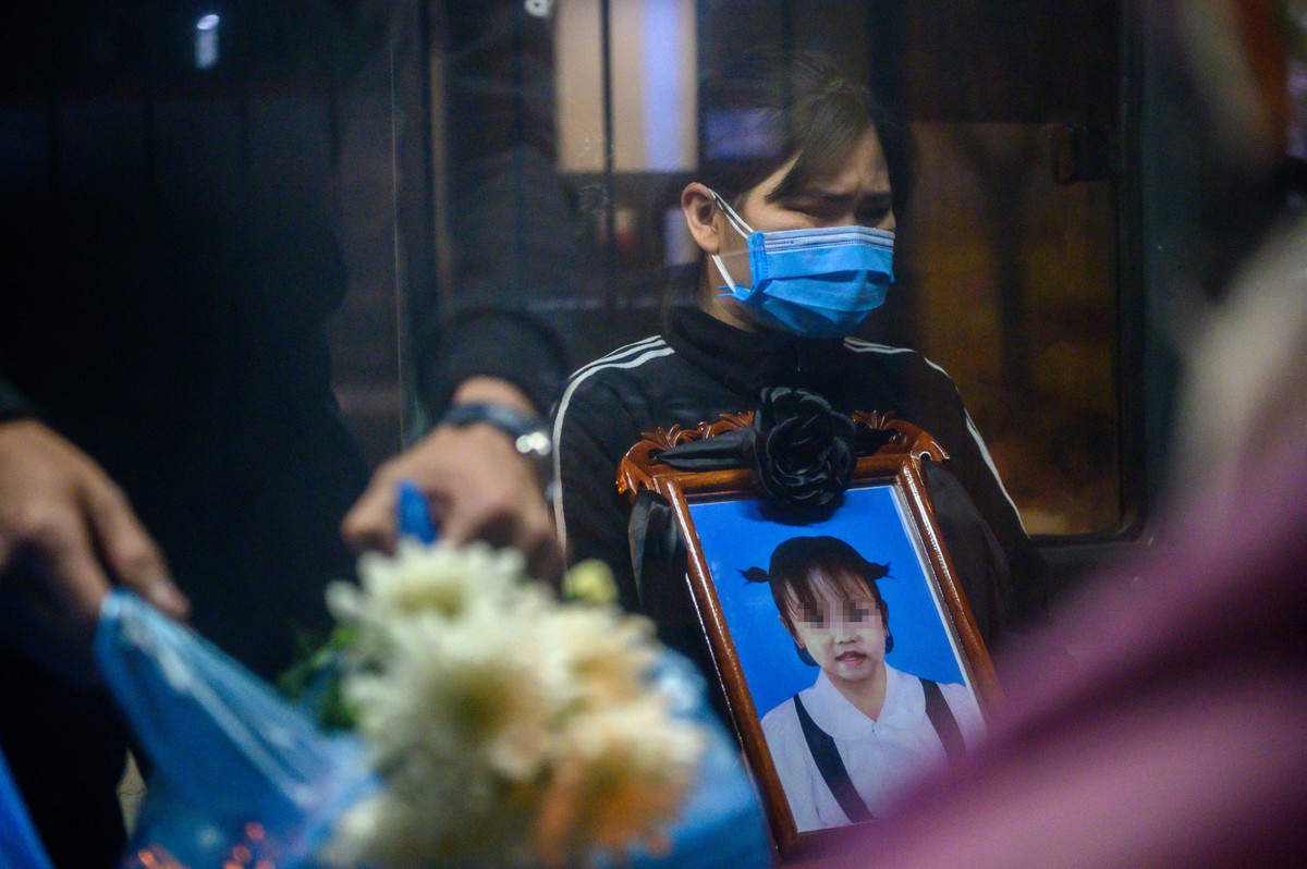 Anh Đỗ Hữu Chung (bố A.) kể 1-2 ngày trước, bác sĩ thông báo gia đình chuẩn bị tinh thần cho điều xấu nhất. Khoảng 16h ngày 12/3, bé A. tụt oxy, ngưng tim nên được bác sĩ cấp cứu. Khoảng 2 giờ sau, A. lại rơi vào tình trạng ngưng tim rồi tử vong lúc 19h.