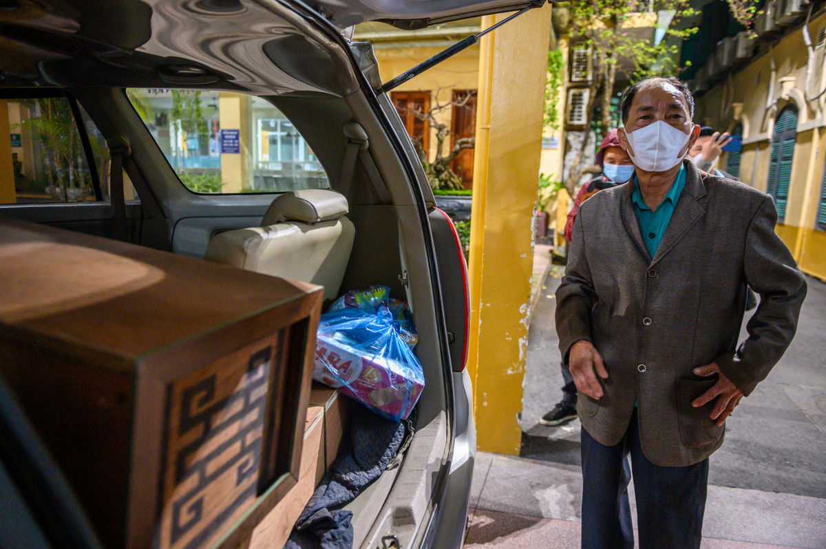 Sau đó không lâu, ôtô 7 chỗ chở bà nội cùng 2 chị gái 7 và 9 tuổi của A. đến bệnh viện. Quan tài của bé gái 3 tuổi cũng được chiếc xe chở đến.