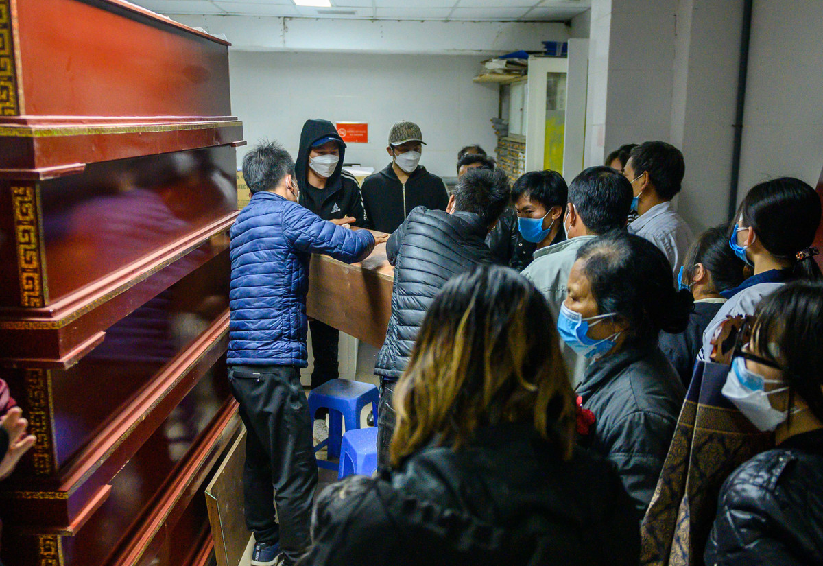 Mọi người không ai kìm được cảm xúc. Họ bật khóc lớn khi nhìn thấy thi thể bé gái 3 tuổi.