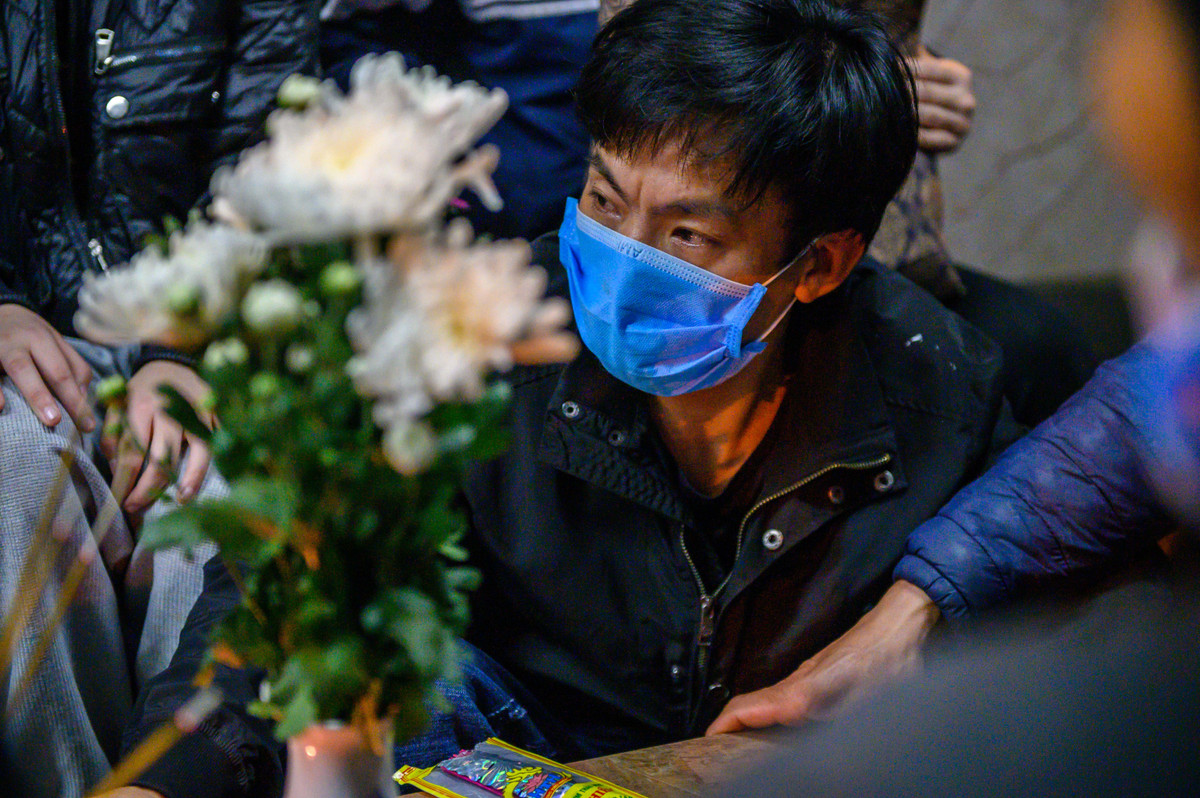 "Vậy là ước nguyện cuối cùng của gia đình đã được thực hiện. Những chiếc đinh đã được lấy ra khỏi đầu cháu. Con mất nhưng không còn đau đớn nữa", anh Chung (trong ảnh) xúc động nói.