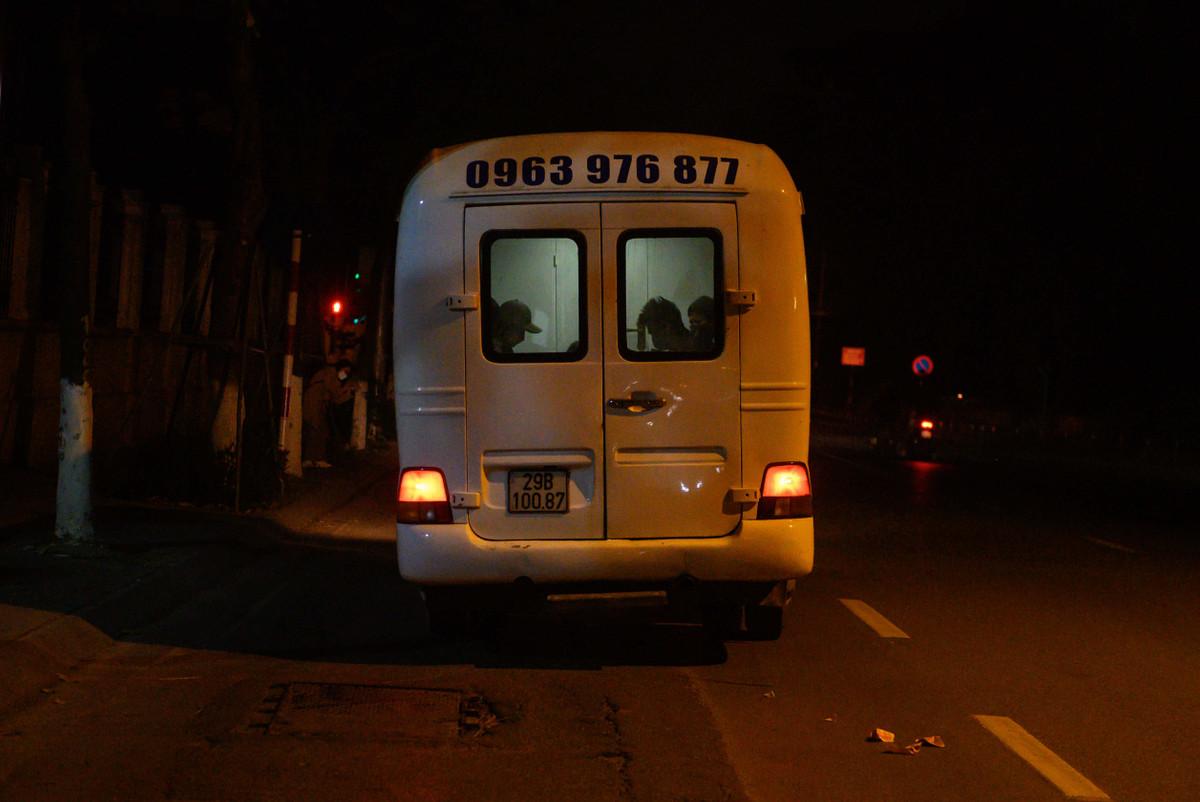 Lúc 2h10 ngày 13/3, chiếc xe chở thi thể bé gái 3 tuổi lăn bánh, đưa nạn nhân xấu số đến đài hóa thân hoàn vũ Công viên Vĩnh Hằng. Người gây ra sự việc là Nguyễn Trung Huyên (30 tuổi, ở huyện Thạch Thất, Hà Nội) bị Công an Hà Nội khởi tố bị can, bắt tạm giam về tội Giết người hôm 20/1. Huyên khai từng nhiều lần hành hạ A. kể từ khi bé gái đến ở cùng. Khoảng tháng 10/2021, Huyên pha 2 gói thuốc diệt cỏ vào chai nước ngọt rồi cho bé gái uống khiến nạn nhân bị ngộ độc phải cấp cứu tại Bệnh viện Nhi Trung ương. Một tháng sau, nghi phạm nhét đinh vít vào miệng bé gái. Lần đó, mẹ của A. phải đưa con đến Bệnh viện huyện Thạch Thất để gắp dị vật ra ngoài. Ngày 24/12/2021, Huyên say rượu, đánh gãy tay của bé gái. Đến sáng 17/1, Huyên tiếp tục hành hung con gái riêng của người tình tại nhà trọ ở huyện Thạch Thất. Khi tiếp nhận nạn nhân trong tình trạng hôn mê, co giật toàn thân, phía bệnh viện đã thông báo cho cơ quan công an. Xác định cánh tay phải của bé bị bó bột và bị viêm màng não, các bác sĩ bệnh viện tuyến huyện đã chuyển bệnh nhân đến Bệnh viện Xanh Pôn cấp cứu. Theo kết quả chiếu chụp, bé gái có 9 dị vật trong hộp sọ, hình dạng giống đinh ghim.