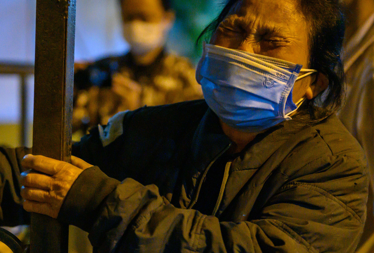 Người thân đau xót khi bé A. qua đời sau hơn 2 tháng chữa trị tại bệnh viện. Theo nguyện vọng của gia đình, các bác sĩ đã lấy toàn bộ đinh ra khỏi hộp sọ của bé. Luật sư bảo vệ quyền lợi cho bé gái cho biết do nạn nhân đã tử vong, Nguyễn Trung Huyên (30 tuổi, người gây ra vụ việc) sẽ đối mặt với khung hình phạt cao nhất là tử hình của tội Giết người.