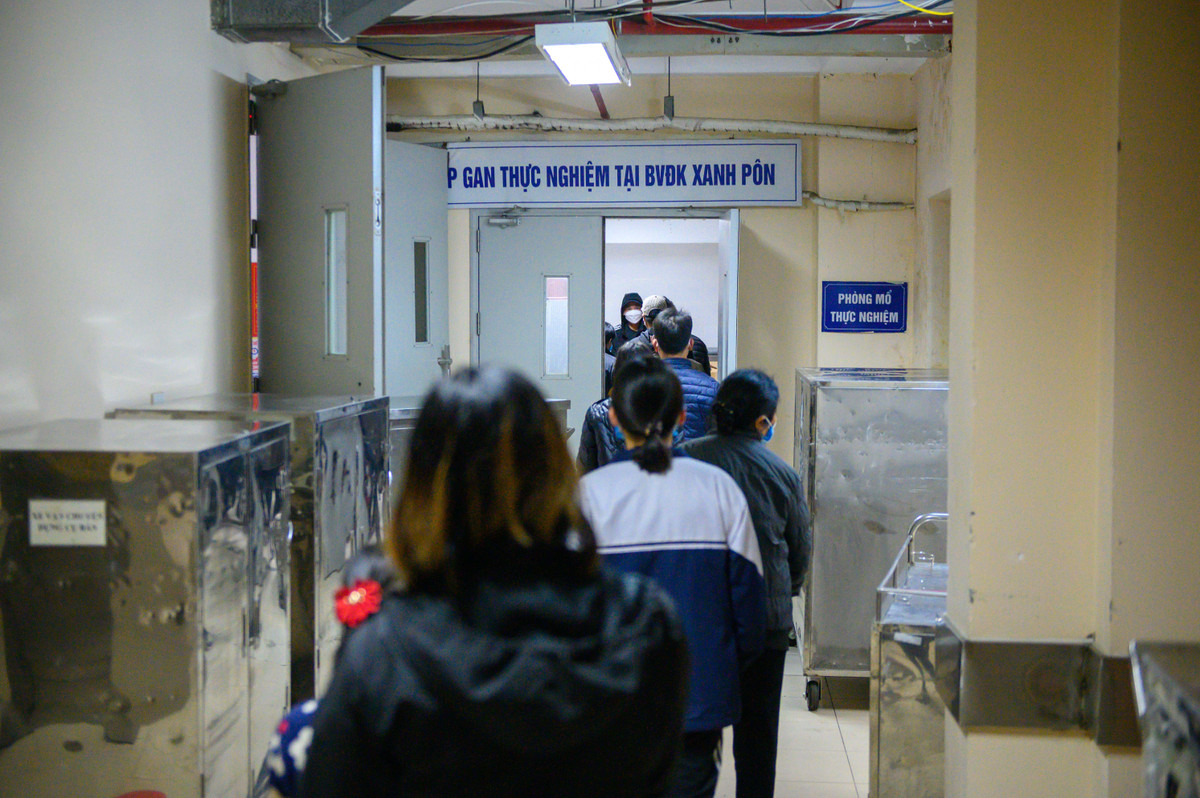 Khoảng 2h, người nhà được cho phép xuống phòng thực nghiệm của Bệnh viện Xanh Pôn để "đón" A.