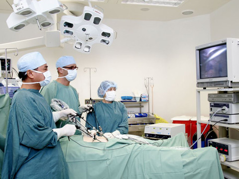 TS.BS Nguyễn Ngọc Tiến – Trưởng khoa Tiết Niệu, Bệnh viện FV đang phẫu thuật nội soi cho bệnh nhân ung thư tiền liệt tuyến. Đó là 1 trong những ca phẫu thuật ung thư đầu tiên của BV FV năm 2003.