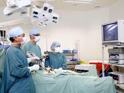 TS.BS Nguyễn Ngọc Tiến – Trưởng khoa Tiết Niệu, Bệnh viện FV đang phẫu thuật nội soi cho bệnh nhân ung thư tiền liệt tuyến. Đó là 1 trong những ca phẫu thuật ung thư đầu tiên của BV FV năm 2003.