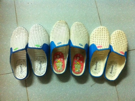 Loại dép bị nghi có chứa chất lạ.