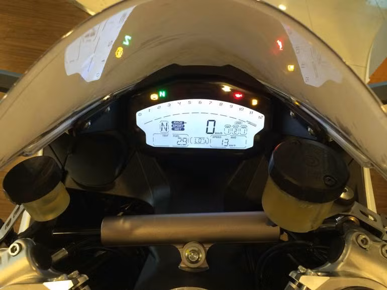 Bảng điều khiển điện tử cách tân trên nền model 1199 Panigale của Ducati 899 Panigale 2014.