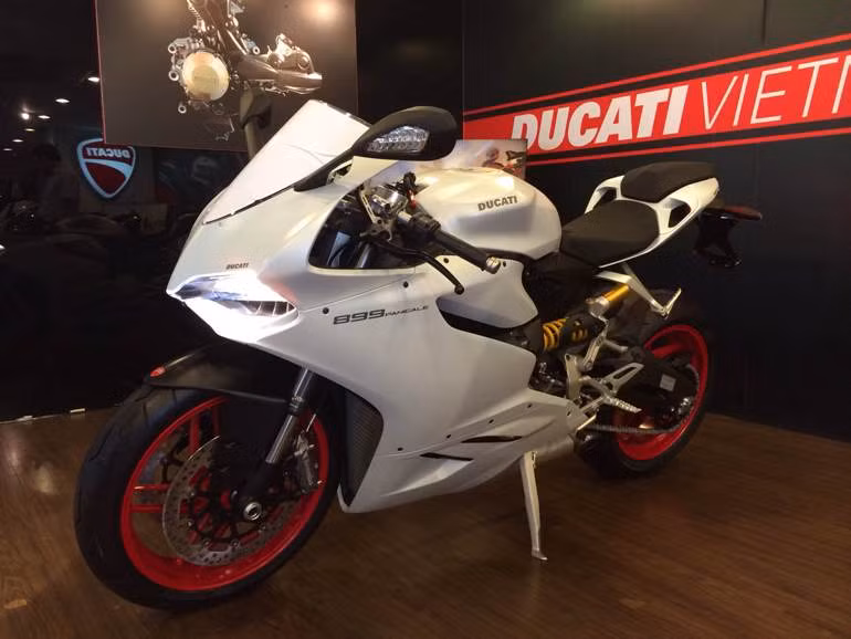 Vừa xuất hiện tại triển lãm Frankfurt Motor Show 2013, siêu mô tô 899 Panigale đã có mặt tại Việt Nam.