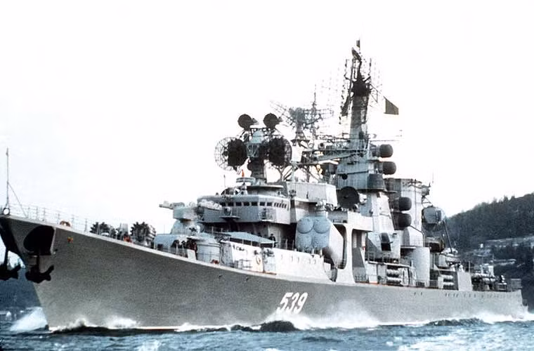 Kerch là chiếc thứ 3 trong 6 tàu chống ngầm Kara được chế tạo, nó được khởi đóng ngày 30/4/1971, hạ thủy ngày 21/7/1972 và chính thức biên chế cho Hạm đội Biển Đen vào ngày 26/12/1974.