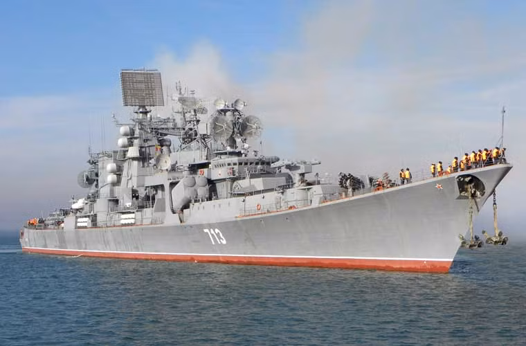 Đại chiến hạm chống ngầm Kerch có lượng giãn nước toàn tải 8.900 tấn, dài 173,4m, rộng 18,5m, mớn nước 5,4m, thủy thủ đoàn 425 người. Với nhiệm vụ là tác chiến chống tàu ngầm Mỹ, phương Tây, Kerch được trang bị vũ khí săn ngầm cực mạnh với tên lửa, ngư lôi, bom.