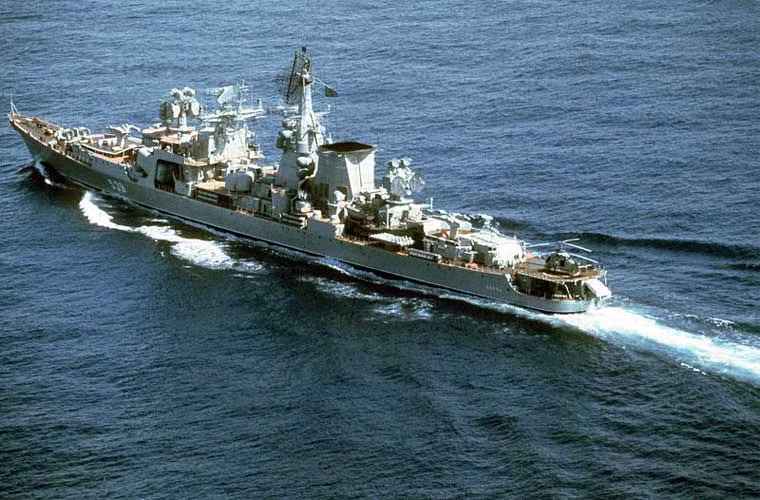 Ở đuôi tàu có nhà chứa và sân đỗ cho một trực thăng chống ngầm Ka-25 hoặc Ka-28.