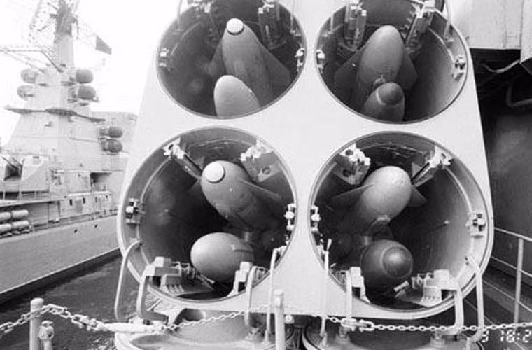 Theo đó, vũ khí chống ngầm chủ lực của Kerch là tổ hợp tên lửa Metel (NATO định danh SS-N-14 Silex) có thể đánh chìm tàu mặt nước và tàu ngầm. Metel được trang bị nhiều loại đạn tên lửa có thể mang "đầu đạn" ngư lôi hoặc đầu đạn hạt nhân diệt tàu ngầm địch cách xa 10-50km, xuyên sâu xuống mặt nước 20-500m. Ngoài Metel, Kerch còn được trang bị 10 ống phóng ngư lôi 533mm, 2 bệ phóng bom chống ngầm RBU-6000 và 2 bệ phóng bom RBU-1000.