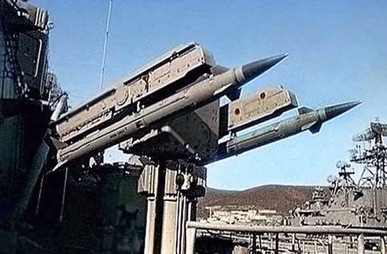 Bên cạnh đó, tàu còn có tổ hợp phòng không tầm thấp Osa-M (NATO định danh là SA-N-4 Gecko) với 40 đạn dự trữ, có thể tấn công mục tiêu ở cự ly xa đến 15km, độ cao 12km. Trong ảnh là bệ phóng tên lửa Osa-M trên tàu chiến Liên Xô.