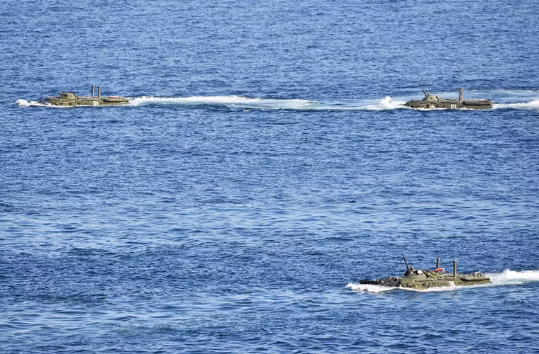 Nòng súng 14,5mm của thiết giáp lội nước BTR-80 sẵn sàng nhả đạn.