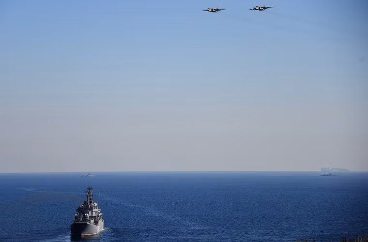 Trên không có không quân, trên biển có các tàu hộ vệ săn ngầm, hộ vệ tên lửa sẵn sàng chi viện cho đội tàu đổ bộ.