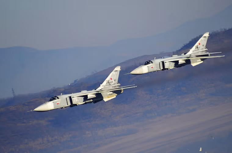 Biên đội máy bay cường kích Su-24 làm nhiệm vụ chi viện hỏa lực.