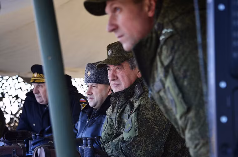 Bộ chỉ huy theo dõi cuộc tập trận từ một điểm cao.