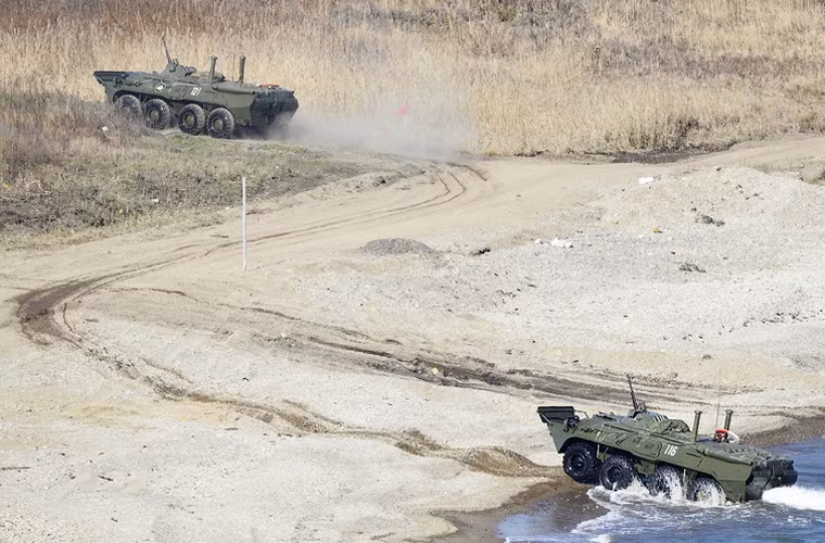 Các xe thiết giáp BTR-80 lên bờ.