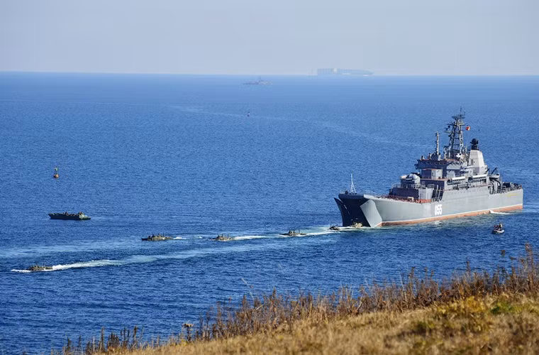 Xe thiết giáp lội nước rời tàu đổ bộ lớn di chuyển vào bãi đổ bộ.