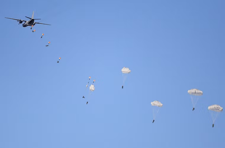 Máy bay vận tải quân sự An-26 thả lính dù.
