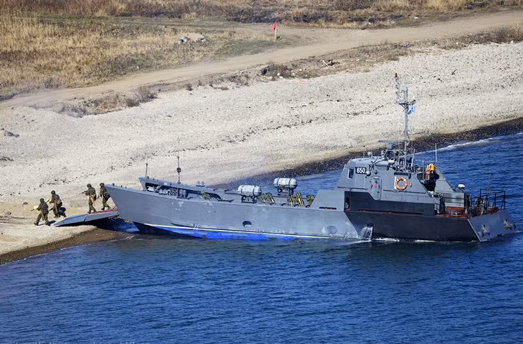 Tàu đổ bộ hiện đại Project 21980 tham gia tập trận.