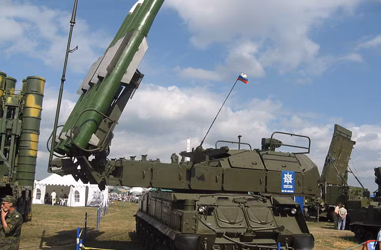 Buk-M2E là biến thể mới nhất của hệ thống phòng không tầm trung đa kênh Buk có khả năng tiêu diệt nhiều loại mục tiêu bay như máy bay cánh cố định, trực thăng, tên lửa hành trình, đạn pháo phản lực, các loại bom...và cũng có thể tiêu diệt các mục tiêu trên mặt đất, mặt nước có phản xạ sóng radar.