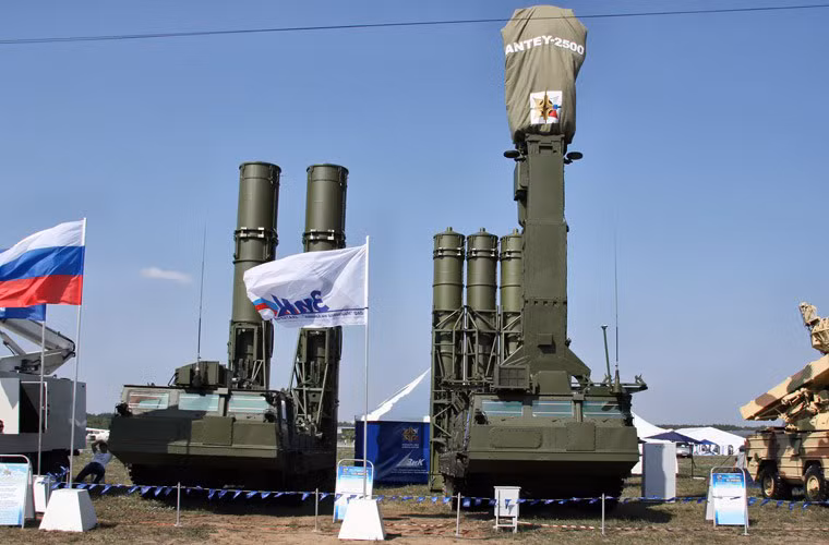 Triển lãm quốc phòng Ind-Defence sẽ diễn ra ở thủ đô Jarkata, Indonesia từ ngày 5-8/11 với sự tham gia của hàng chục công ty trên thế giới. Dĩ nhiên, Nga – quốc gia có truyền thống cung cấp vũ khí cho các nước Đông Nam Á chắc chắn sẽ tranh thủ sự kiện này trưng bày hàng loạt hệ thống vũ khí. “Một số quốc gia trong khu vực quan tâm tới các sản phẩm của chúng tôi, đặc biệt là khách hàng tiềm năng của chúng tôi dành sự quan tâm tới hệ thống phòng không tầm ngắn - trung", Phó CEO Công ty Almaz-Antey Arkady Nedashkovsky nói.