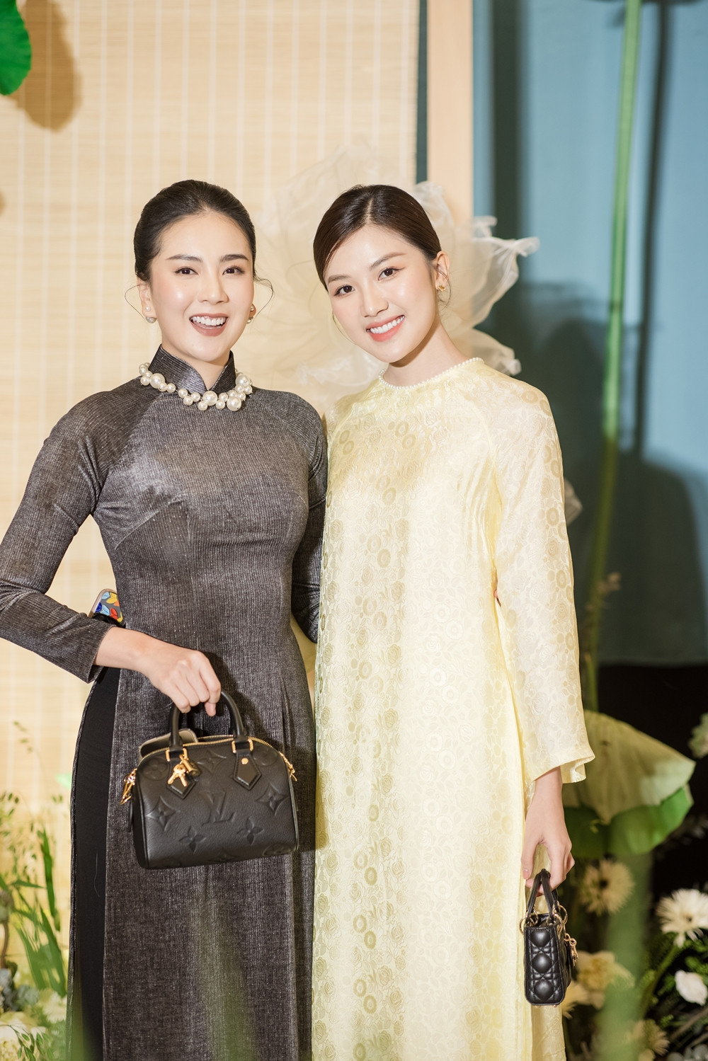 Nữ BTV vui vẻ chụp hình kỷ niệm cùng diễn viên Lương Thanh.