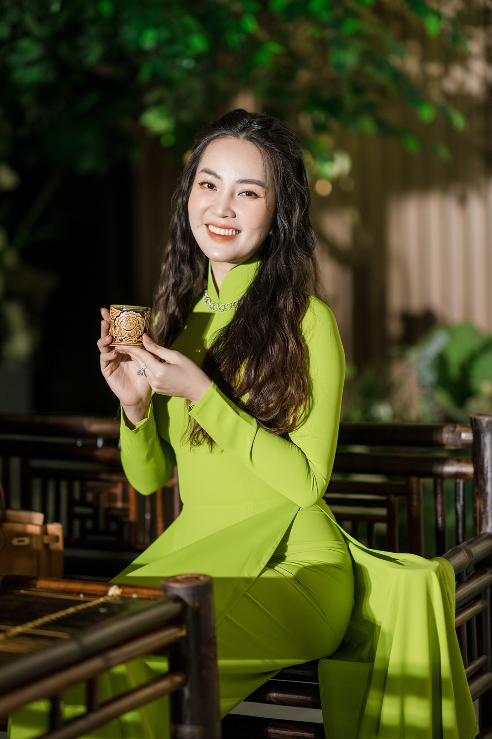 Bộ áo dài khiến Thụy Vân trông xinh đẹp, dịu dàng. Cô thoải mái thưởng trà trước khi dự tiệc cưới của đàn chị.