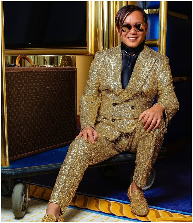 Ông được đánh giá là một trong những tỷ phú nổi tiếng và giàu có bậc nhất xứ cảng thơm từ xưa cho đến nay. Tuy nhiên, người đàn ông này cũng dính vào không ít vụ lùm xùm, đáng chú ý nhất là tin đồn tỷ phú này bị vỡ nợ sau khi đầu tư thất bại.