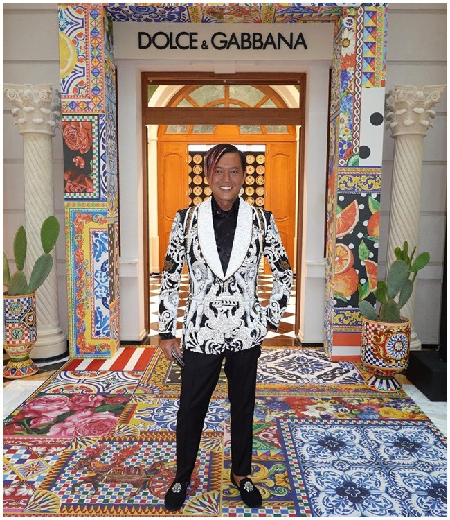 Sinh năm 1959, Stephen Hung từng theo học tại Đại học Columbia, sau đó lấy bằng MBA tại Đại học Nam California vào năm 1981. Ông là Chủ tịch công ty The 13 Holdings Limited, Tập đoàn Đầu tư Taipan, là phó chủ tịch Tập đoàn Giải trí Rio, Khách sạn &amp; Sòng bài Rio ở Macau.