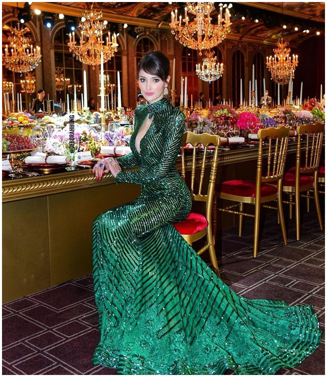 Tỷ phú xấu trai nổi tiếng là người yêu chiều vợ. Cuộc sống của người đẹp Deborah luôn tràn ngập những chuyến đi xa hoa, những bữa tiệc hoành tráng cùng loạt hàng hiệu đắt đỏ khiến nhiều người ghen tỵ.