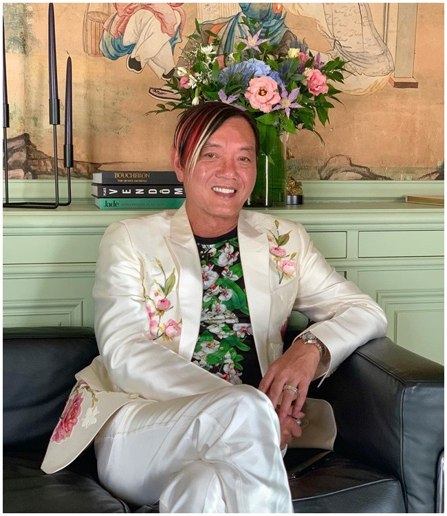 Ngay cả 30 chiếc xe Rolls-Royce mà Stephen Hung tự hào một thời cũng bị gán nợ cho ngân hàng. Trong giai đoạn Stephen Hung đang lao đao vì công việc kinh doanh, chuyện hôn nhân của tỷ phú này cũng dính phải nghi án "cơm không lành canh chẳng ngọt".