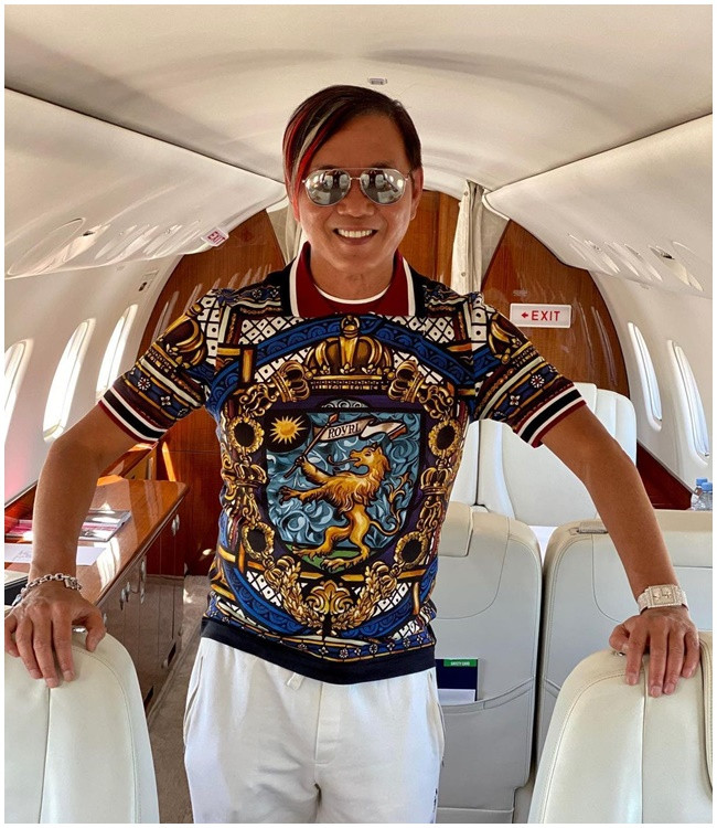 Năm 2022, trên Instagram cá nhân, tỷ phú xấu nhất châu Á cũng liên tục chia sẻ những hình ảnh hạnh phúc bên người vợ xinh đẹp khi bước sang tuổi 63 và cuộc sống xa hoa của mình.