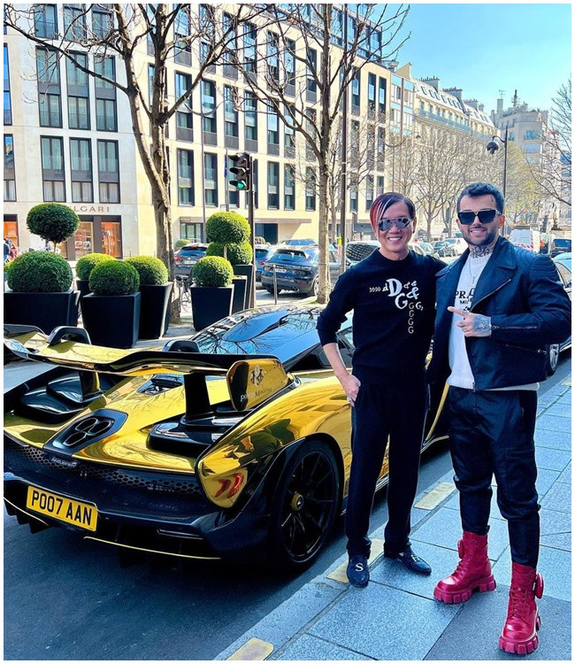 Dù mang vẻ ngoài không được điển trai cho lắm nhưng Stephen Hung luôn biết cách làm mình nổi bật nơi đông người bằng trang phục sặc sỡ, mái tóc nhuộm xanh đỏ lòe loẹt cùng độ chịu chơi phóng khoáng.