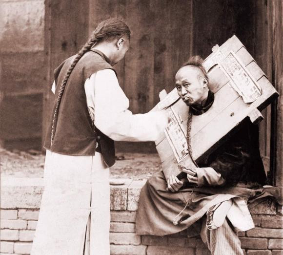 Manh giay tren tam go deo co pham nhan truoc khi chat dau ghi gi?