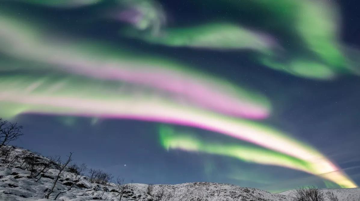 Bau troi nut doi, tran ngap anh sang hong cam nghi do tac dong vu tru-Hinh-2