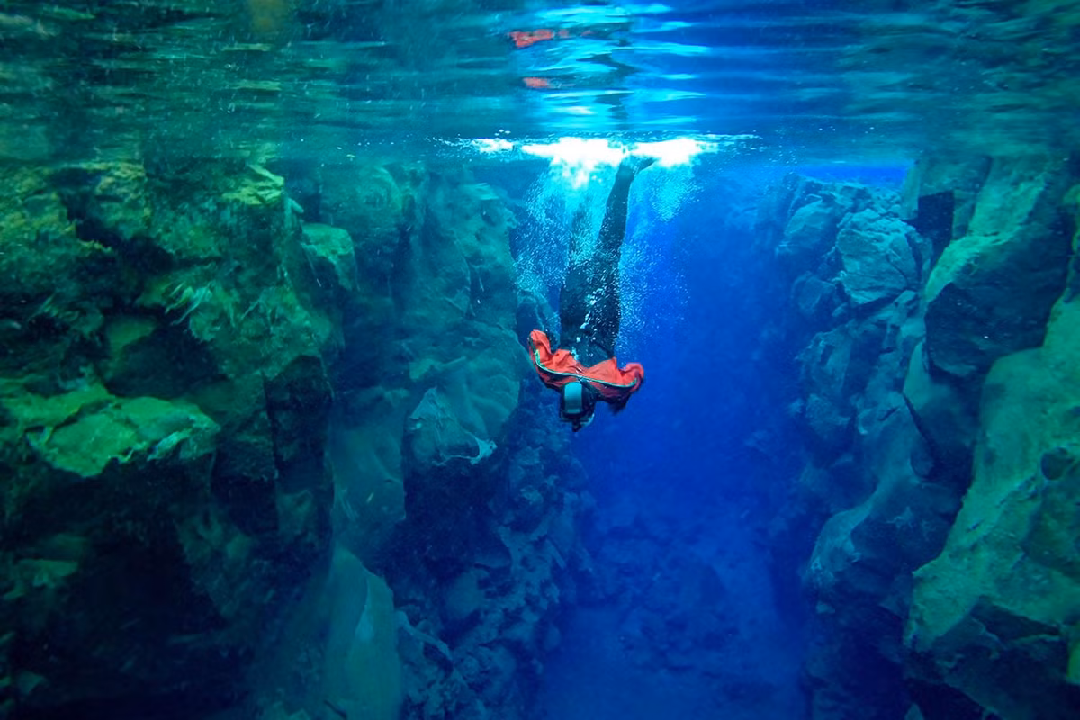 Khe nứt Silfra: Nơi duy nhất có thể cùng lúc chạm vào hai lục địa - Hình 4 Khe nut Silfra: Noi duy nhat co the cung luc cham vao hai luc dia-Hinh-4