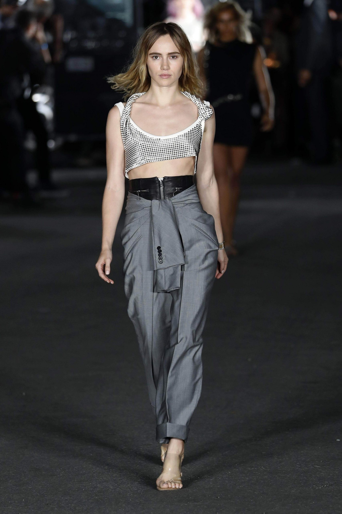 Trên sàn diễn, Suki Waterhouse từng trình diễn cho các thương hiệu như Burberry, Alexander Wang... Ngoại hình của cô phù hợp với đa dạng trang phục. Ảnh: Pop Sugar, Balenciaga, Alamy.