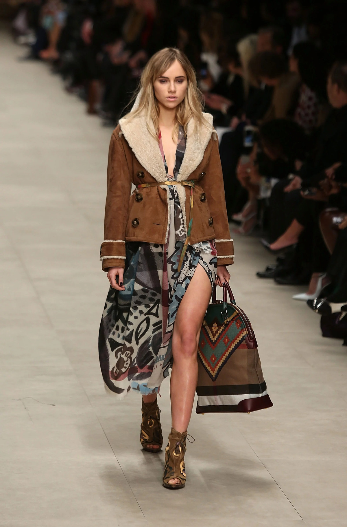 Ở tuổi 30, hình ảnh của Suki Waterhouse có phần khác biệt. Nữ người mẫu theo đuổi hình tượng cổ điển và trưởng thành. Ảnh: InStyle.