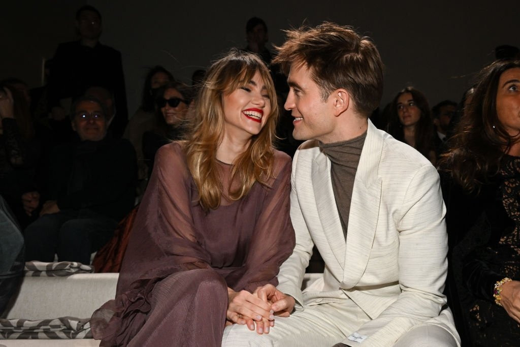Tham dự show diễn của nhà mốt Dior tại Giza, Ai Cập, Robert Pattinson và Suki Waterhouse có khoảnh khắc tình tứ. Đây là lần đầu tiên cặp sao cùng sánh bước trên thảm đỏ. Bên cạnh chuyện tình kín tiếng với Pattionson, Suki Waterhouse được biết đến qua sự nghiệp người mẫu ấn tượng. Người mẫu Anh từng hợp tác với nhiều thương hiệu nổi tiếng. Ảnh: Vogue.