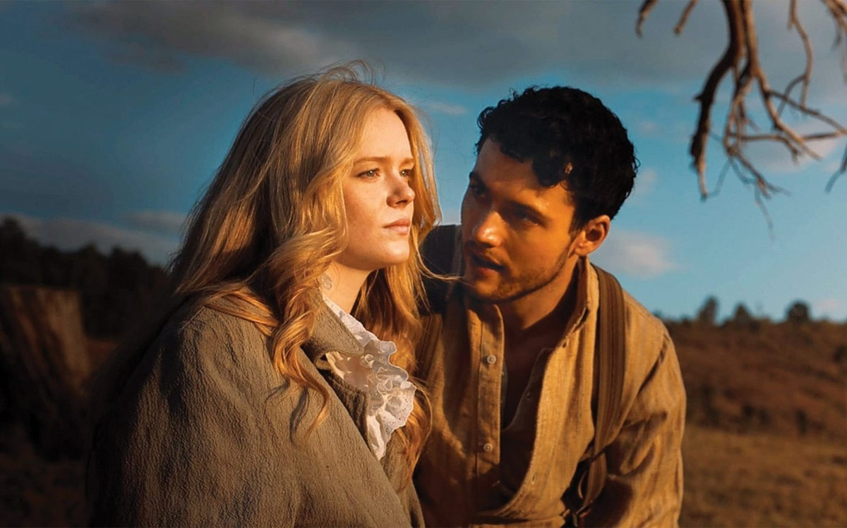 Redeeming Love bị chỉ trích cổ xúy cho những khuôn mẫu có hại. Sau khi xem phim này, nhà báo Carla Hay đã viết dòng bình luận trên tờ Culture Mix: "Thông điệp thuyết giáo và phân biệt giới tính khủng khiếp của bộ phim được thể hiện qua việc phụ nữ bị lạm dụng. Phụ nữ bị ép làm gái mại dâm và loạn luân nếu người đàn ông theo đạo yêu cô ấy". Ảnh: Insider.