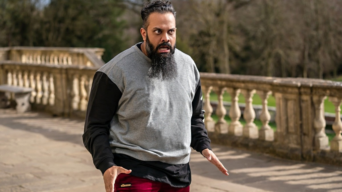 Trong The Bubble, Carol Cobb (Karen Gillan) và các bạn diễn tìm cách ứng phó với dịch Covid-19 để hoàn thành quá trình quay hình phim hành động Cliff Beasts 6: Battle for Everest: Memories of a Requiem. Giới phê bình đánh giá The Bubble - một tác phẩm hài châm biếm - kém cỏi từ kịch bản cho tới diễn xuất của dàn sao, là bước lùi của đạo diễn Judd Apatow. "The Bubble không thể đạt được mục đích trở thành tác phẩm châm biếm", Daily Beast nhận xét. Ảnh: IMDb.