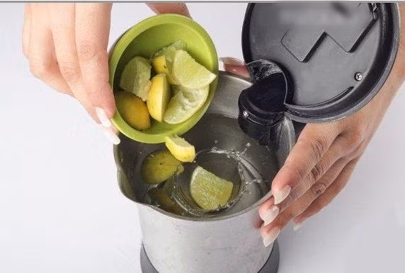 Lam sach can ban o am sieu toc voi nhung thu san trong nha bep-Hinh-4