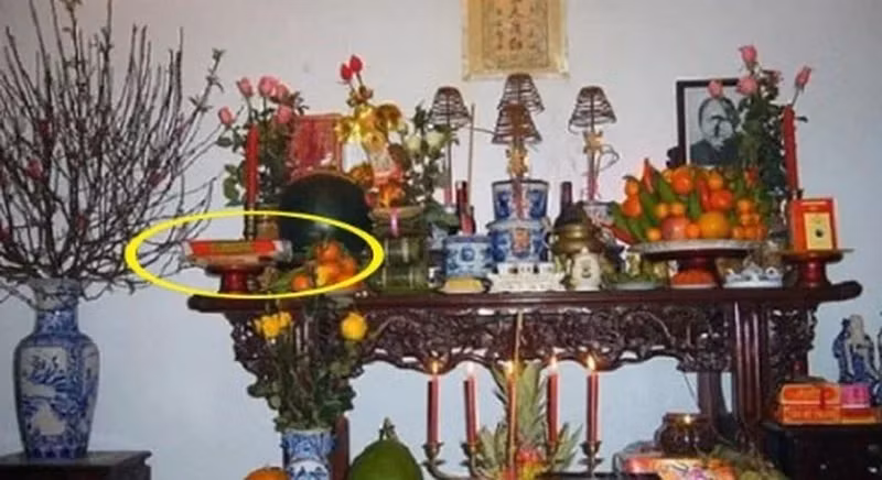 Giấy tiền, vàng mã. Giấy tiền, vàng mã là những thứ không được đặt lên bàn thờ. Có nhiều gia đình giữ thói quen đặt những thứ này lên bàn thờ với mong muốn được người trên chứng giám, ban tài lộc cho mình.