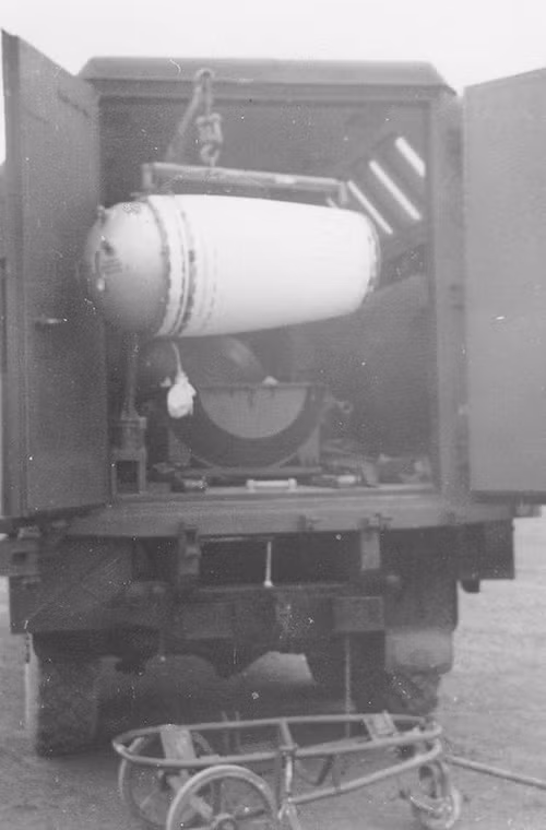 Nhưng thực tế thì không phải vậy và lịch sử cũng đã chứng minh. Trong ảnh là một bộ phận của quả đạn (có thể chính là đầu đạn chứa thuốc nổ) được chở trên một chiếc xe tải nhỏ đưa tới nơi lắp ráp đạn.