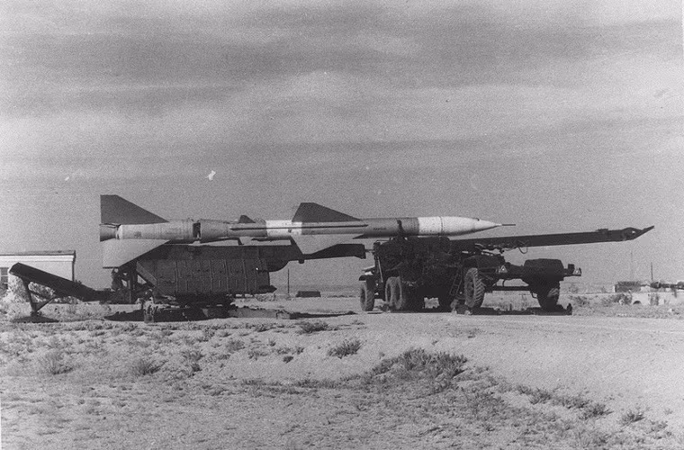 Bố trí trận địa S-75 Dvina thường là có 6 bệ phóng lắp đạn tên lửa bố trí cách nhau 60-100m theo mô hình hoa 6 cạnh với các radar, hệ thống dẫn đường đặt ở trung tâm.