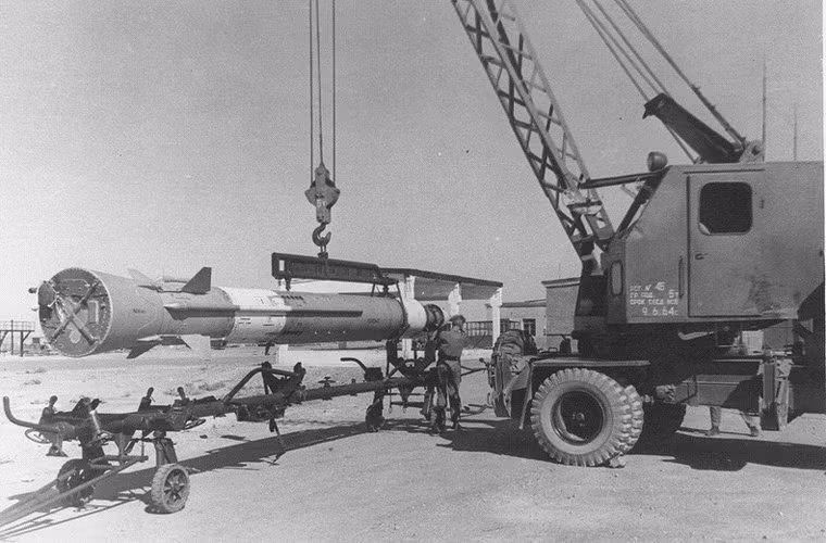 Đây là chùm ảnh về việc lắp ráp đạn tên lửa, triển khai hệ thống S-75 Dvina ở Liên Xô năm 1963 được trang mạng English Russia đăng tải. Trong ảnh, xe cẩu đang cẩu nguyên quả đạn hệ thống S-75 Dvina.