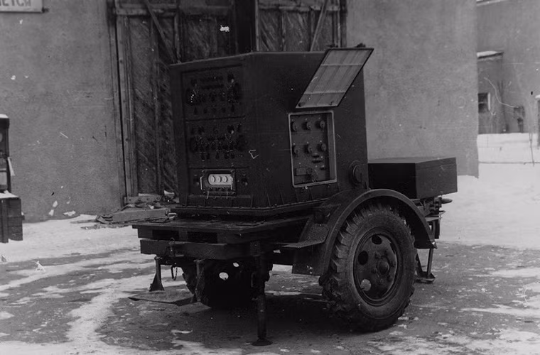 Một hệ thống tên lửa nói chung (không riêng gì Dvina) luôn luôn có rất rất nhiều thành phần chiến đấu, đảm bảo chiến đấu đi kèm. Trong ảnh là thiết bị như thế.