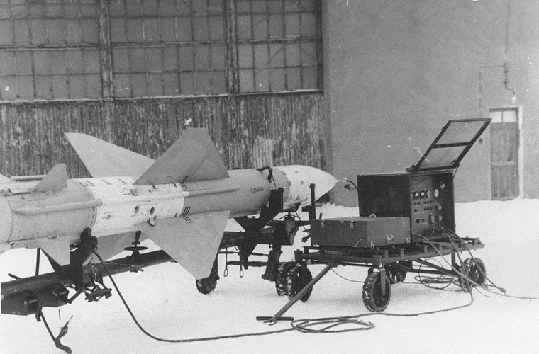 Lắp ráp hoàn toàn, quả đạn tiếp tục được kiểm tra kĩ càng trước khi đưa vào trực chiến.